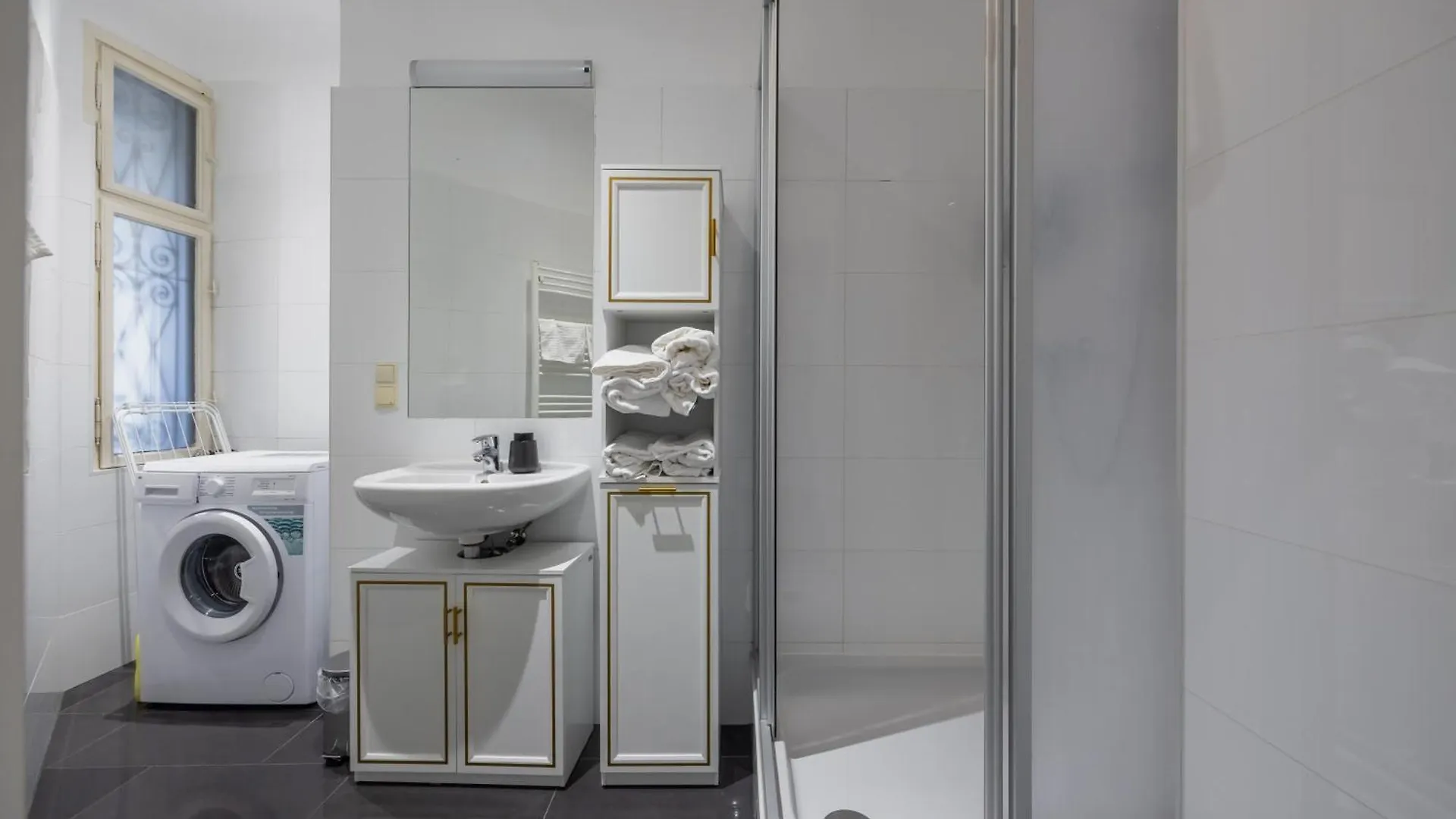 Апартаменты Stylish Vienna Apartment: Metro Access, And City Center All In One