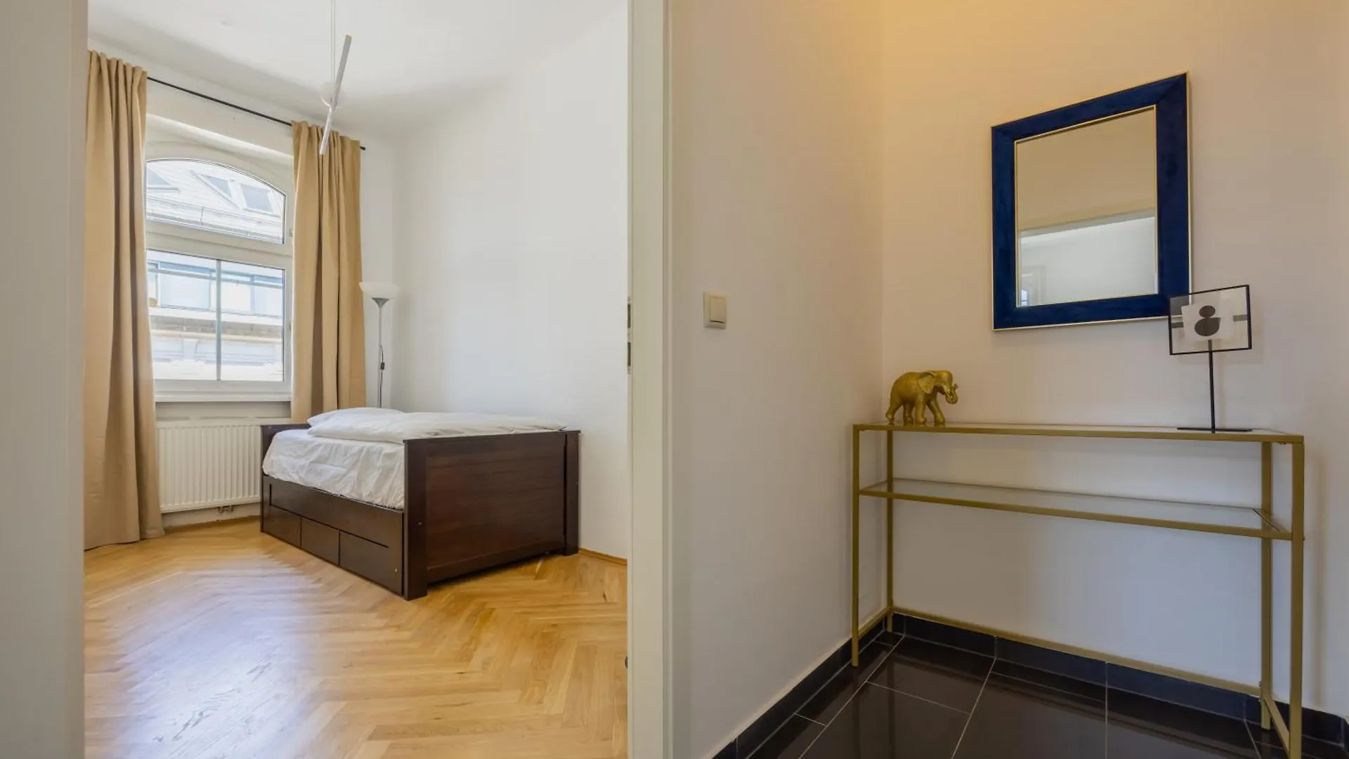 Stylish Vienna Apartment: Metro Access, And City Center All In One