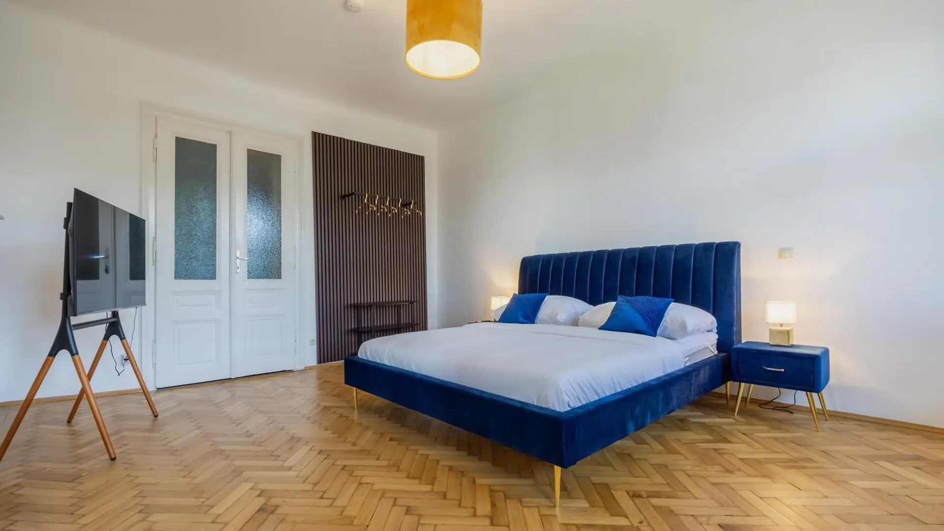 Stylish Vienna Apartment: Metro Access, And City Center All In One