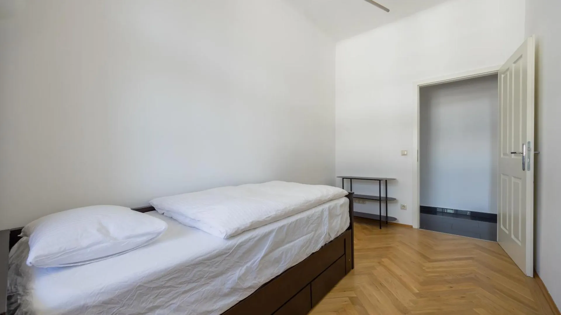 Stylish Vienna Apartment: Metro Access, And City Center All In One Апартаменты