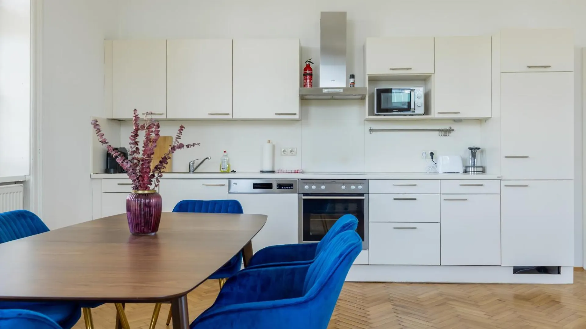 Stylish Vienna Apartment: Metro Access, And City Center All In One 0*,  Австрия